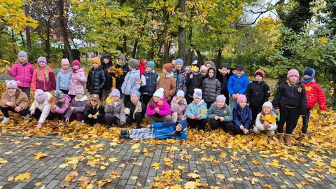 Wycieczka klas 1a i 1c do kina i minizoo