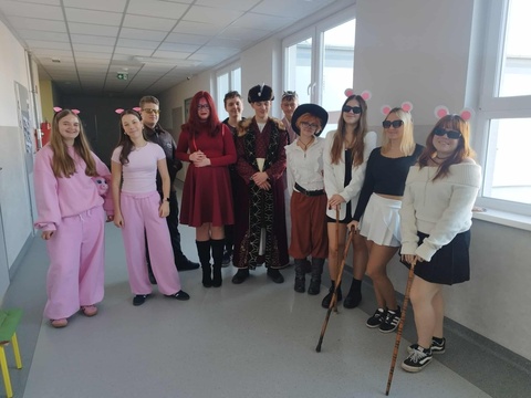 Dzień bajek w liceum.